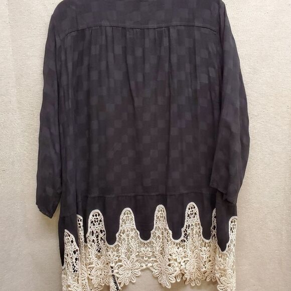 Umgee + Plus Size  2XL Black Checker Kimono with White Lace Trim - Picture 5 of 6
